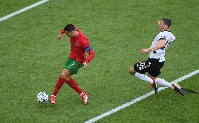 Ronaldo khoe cơ thể hoàn hảo thế nào? - Bóng Đá