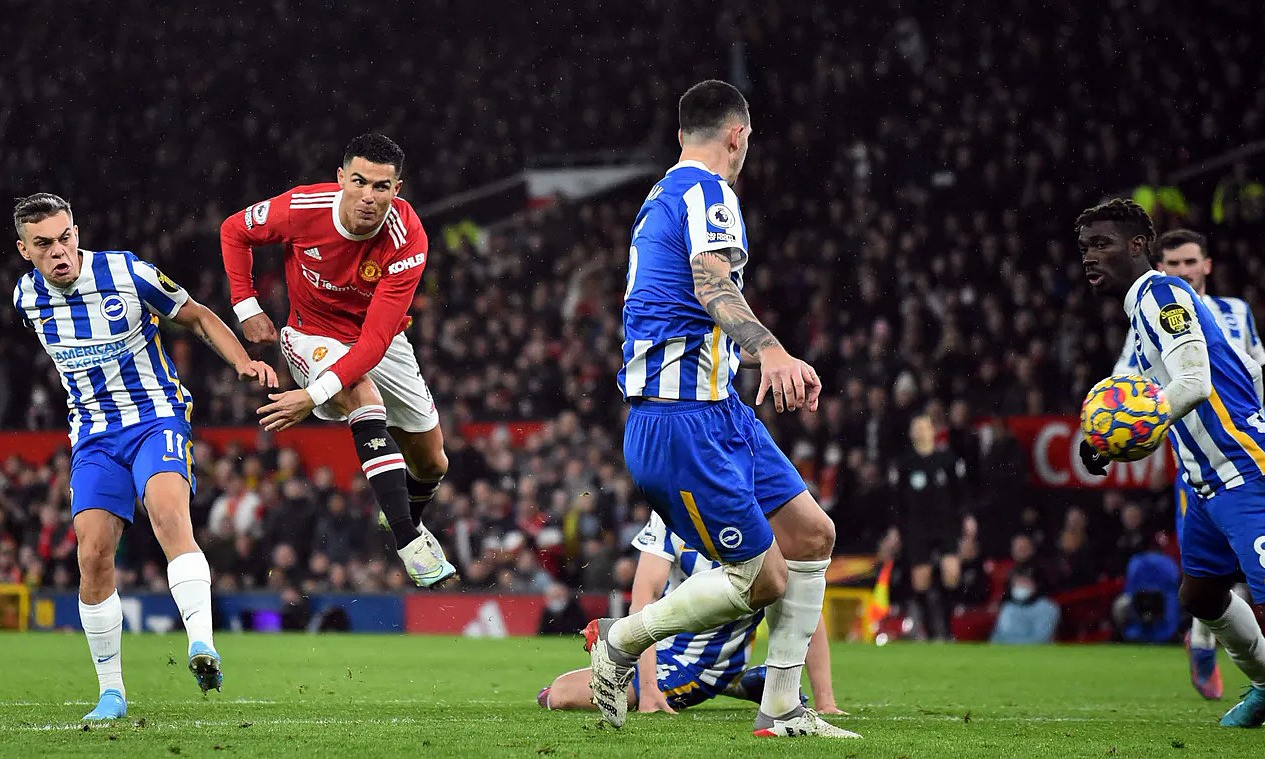 Ronaldo tung cú sút trái phá trước vòng vây 6 cầu thủ - Bóng Đá