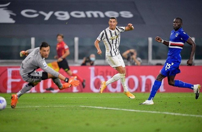 Ái nữ ngực khủng chứng khiến 2 Ronaldo cùng xuất hiện ở Juve - Bóng Đá