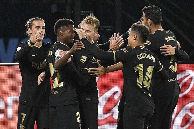 Move it to the wings: passing map reveals big difference between Koeman's and Setien's Barca - Bóng Đá