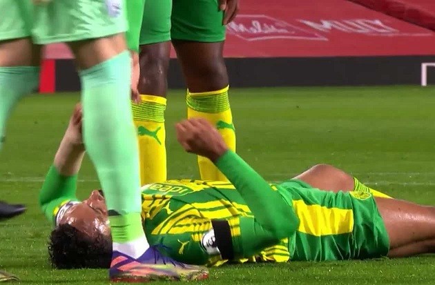 Man United vs West Brom: Harry Maguire floored Kyle Bartley with volley straight in the face - Bóng Đá