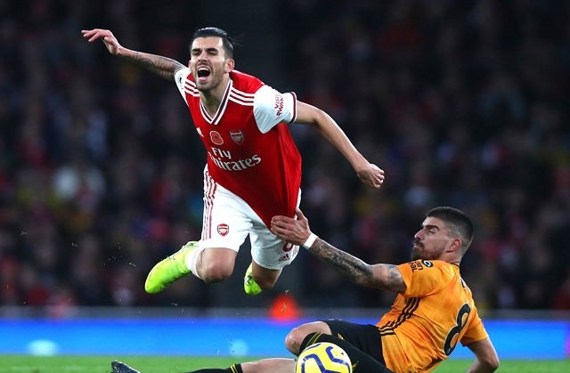 Fan Arsenal ném đá Ceballos + Chambers - Bóng Đá