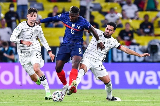 Sao Chelsea 'cắn' từ phía sau, Pogba đau đớn mách trọng tài biên - Bóng Đá