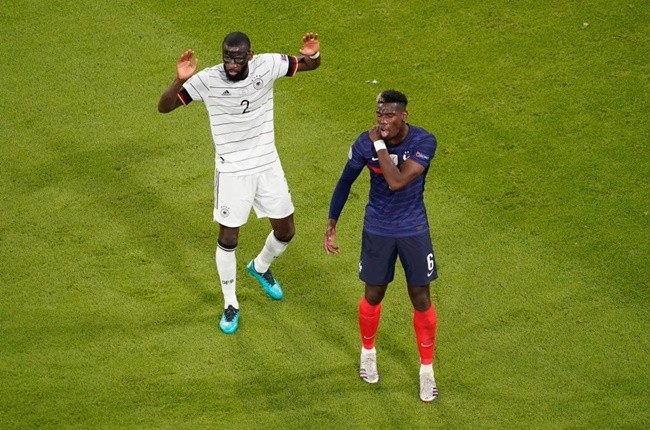 Sao Chelsea 'cắn' từ phía sau, Pogba đau đớn mách trọng tài biên - Bóng Đá