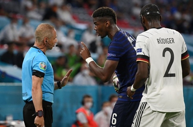 Sao Chelsea 'cắn' từ phía sau, Pogba đau đớn mách trọng tài biên - Bóng Đá