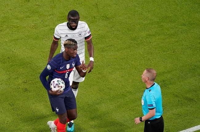 Sao Chelsea 'cắn' từ phía sau, Pogba đau đớn mách trọng tài biên - Bóng Đá
