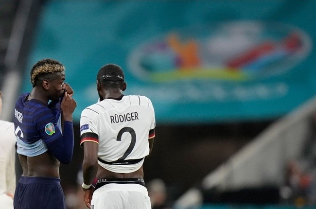 Sao Chelsea 'cắn' từ phía sau, Pogba đau đớn mách trọng tài biên - Bóng Đá