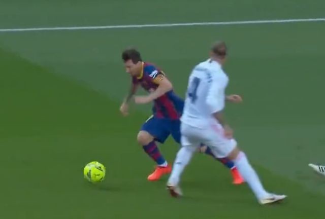 Tắc bóng ngược để đời, Ramos khiến Messi ngã chổng vó - Bóng Đá