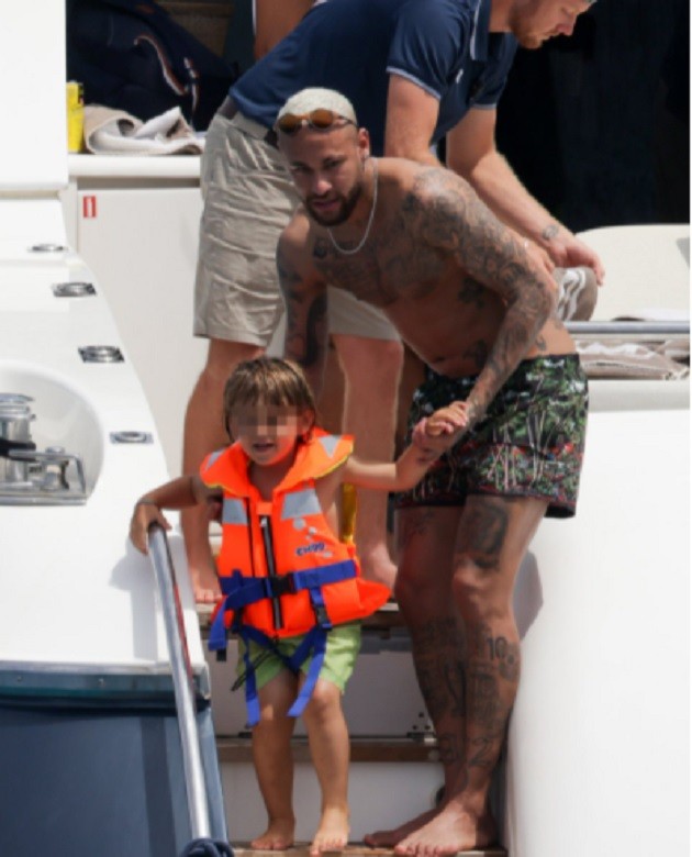 Neymar seems to have gained a lot of weight: new holiday photos are popping up - Bóng Đá
