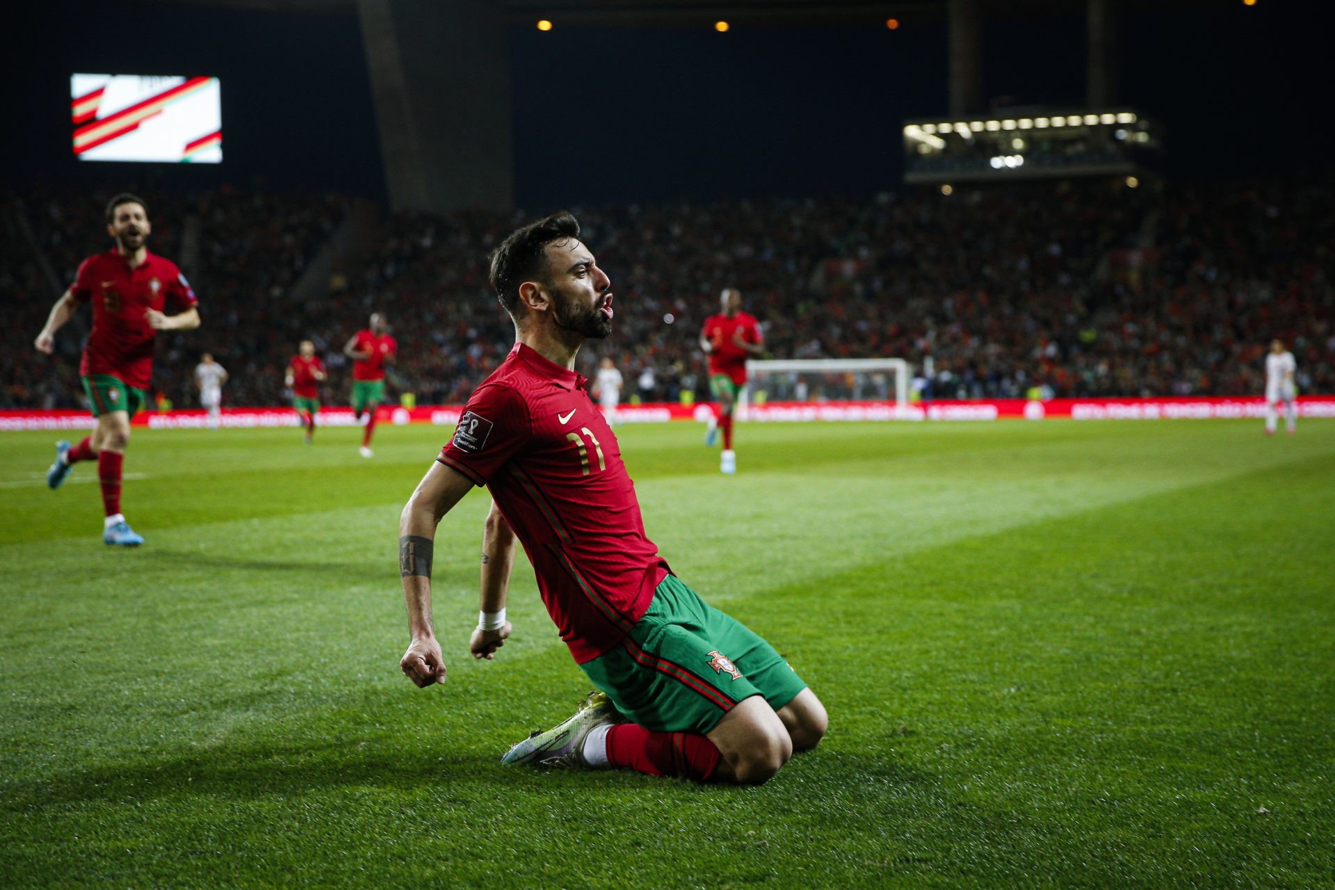 Ronaldo chỉ tay vào Fernandes và 2 pha chạm bóng tinh tế - Bóng Đá