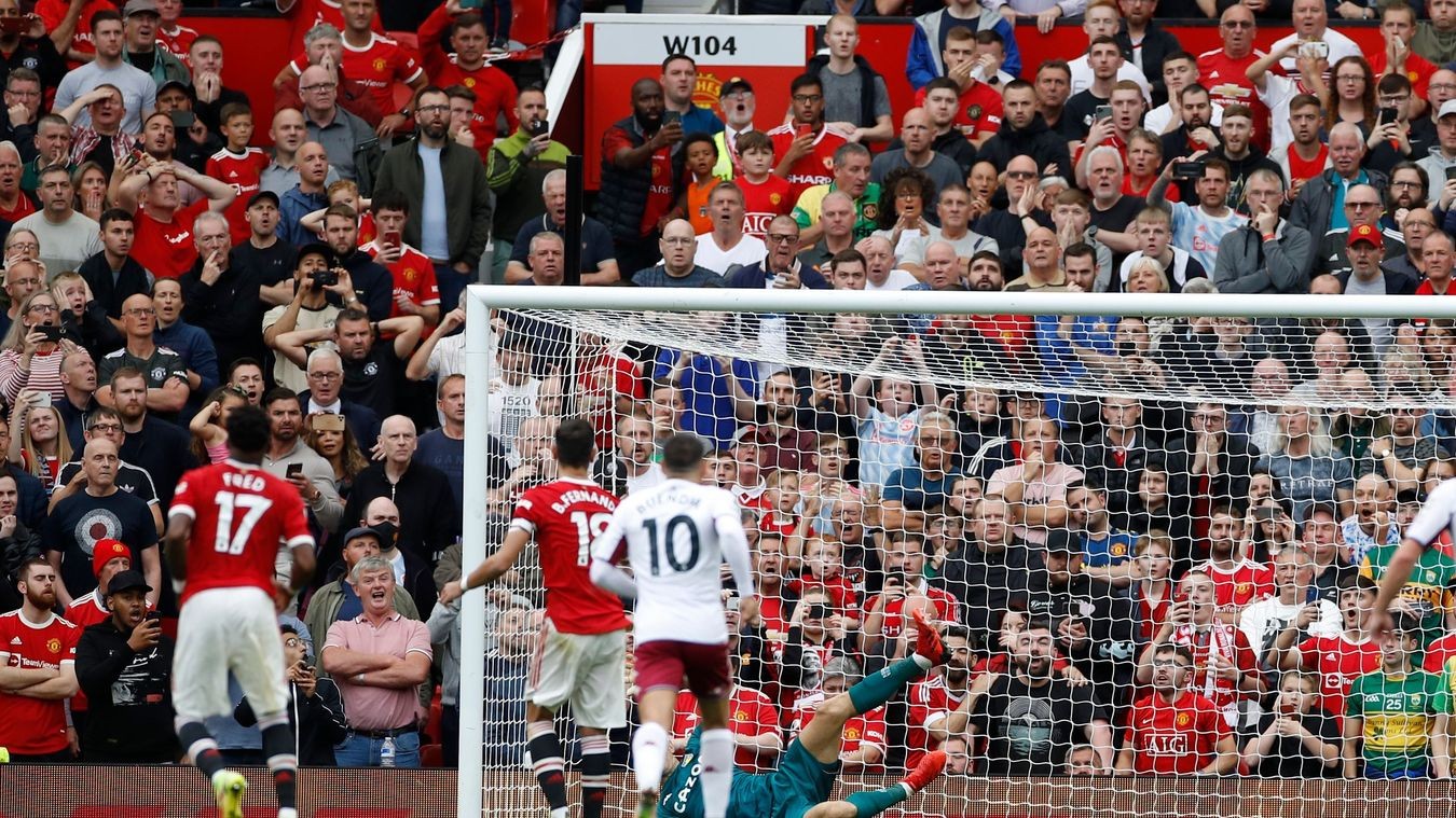 Cựu sao Arsenal giở trò, Ronaldo và Fernandes mất hết nhuệ khí trên chấm 11m - Bóng Đá