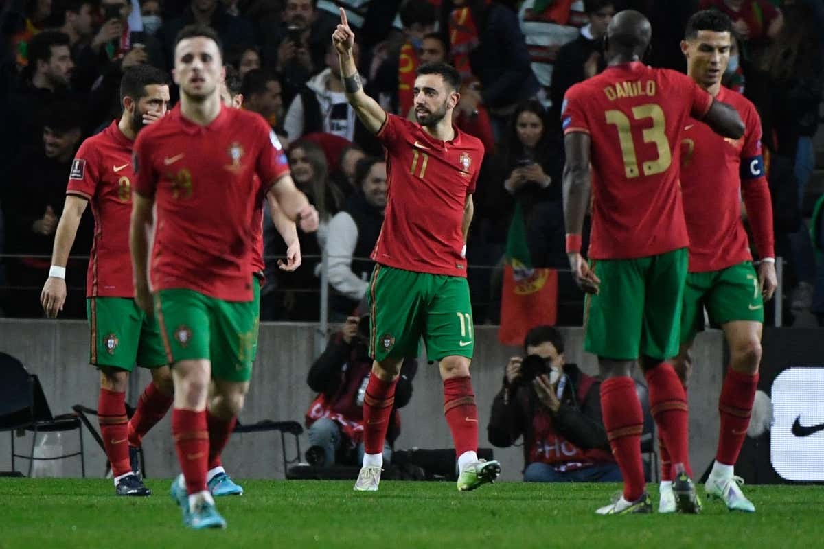 Ronaldo chỉ tay vào Fernandes và 2 pha chạm bóng tinh tế - Bóng Đá