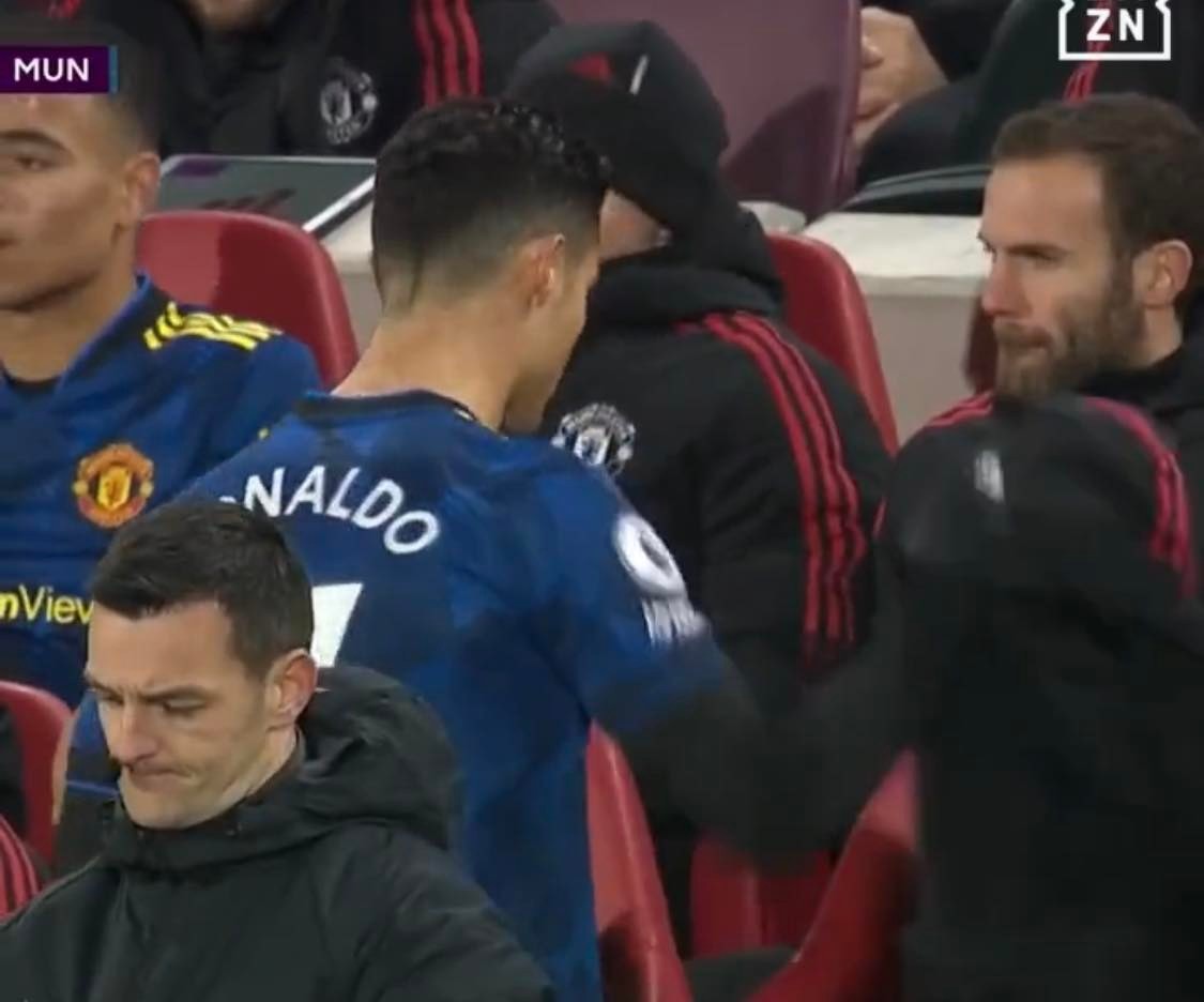 Ronaldo giận dữ ném áo, HLV Rangnick liền phản ứng ngay lập tức - Bóng Đá