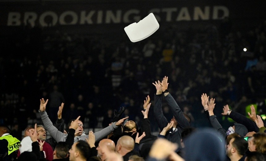 Cảnh hỗn loạn, pháo sáng xuất hiện ở trận thắng của CLB Premier League - Bóng Đá