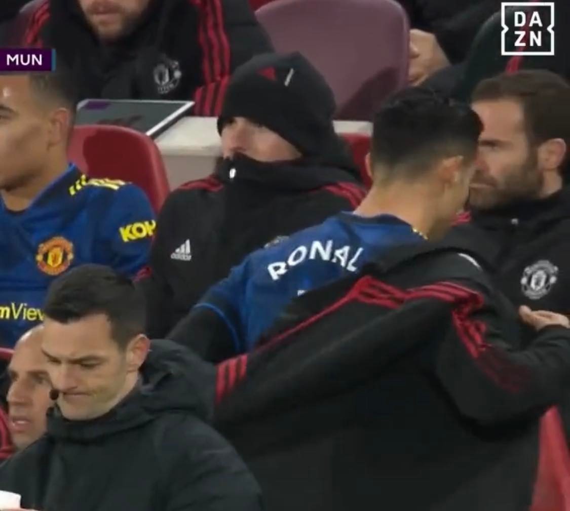 Ronaldo giận dữ ném áo, HLV Rangnick liền phản ứng ngay lập tức - Bóng Đá