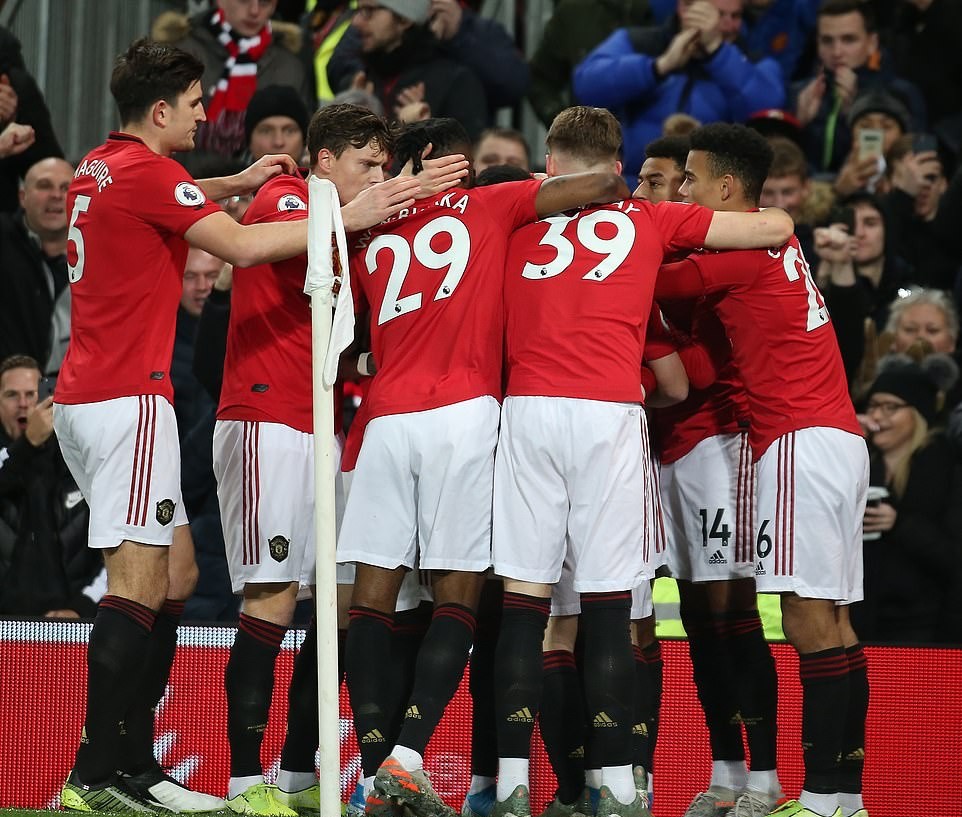 ẢNH Daniel James tông vào Mourinho - Bóng Đá