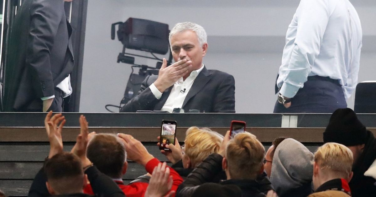 Jose Mourinho gestures to Man Utd fans at Old Trafford after they sing his name - Bóng Đá