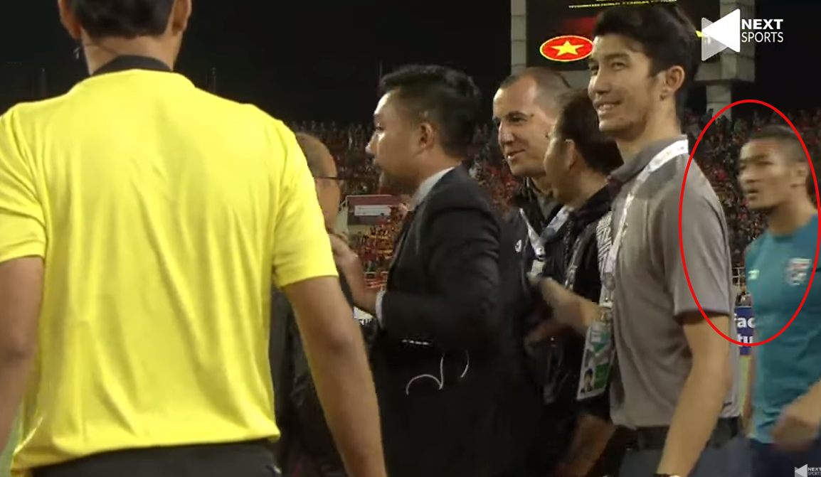 Adisorn Promrak tham gia khẩu chiến với thầy Park - Bóng Đá