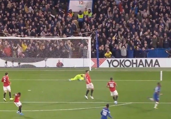 Fred nổi điên với bộ 3 trung vệ của Man Utd - Bóng Đá