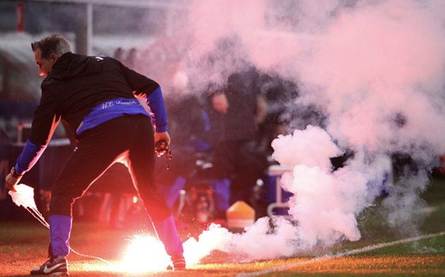 Cấm khán giả, pháo sáng vẫn xuất hiện trong trận derby nổi tiếng - Bóng Đá