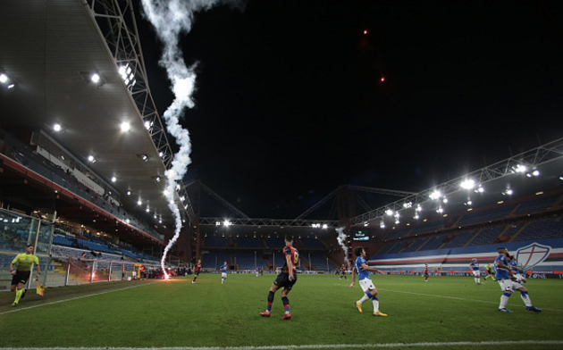 Cấm khán giả, pháo sáng vẫn xuất hiện trong trận derby nổi tiếng - Bóng Đá