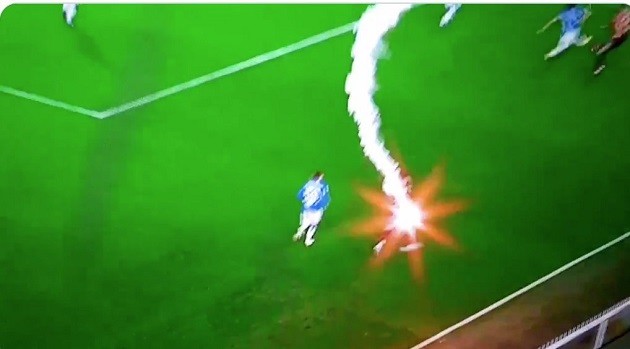 Cấm khán giả, pháo sáng vẫn xuất hiện trong trận derby nổi tiếng - Bóng Đá