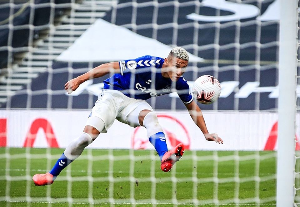 CHOÁNG! Richarlison lừa bóng qua thủ môn Tottenham, rồi sút trượt khung thành trống - Bóng Đá