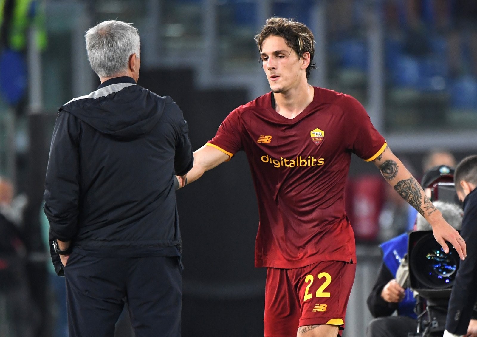 Mourinho hy sinh tiền vệ đem về chức vô địch Conference League - Bóng Đá