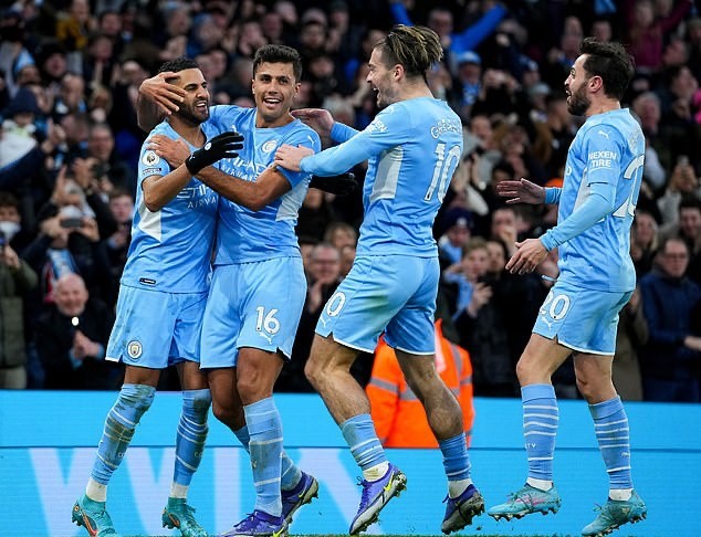 Man Utd trở lại tập luyện, Ronaldo có hành động bất ngờ - Bóng Đá