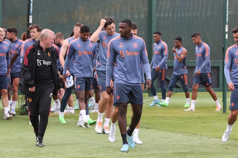 Erik ten Hag confirms three Manchester United players are not leaving - Bóng Đá