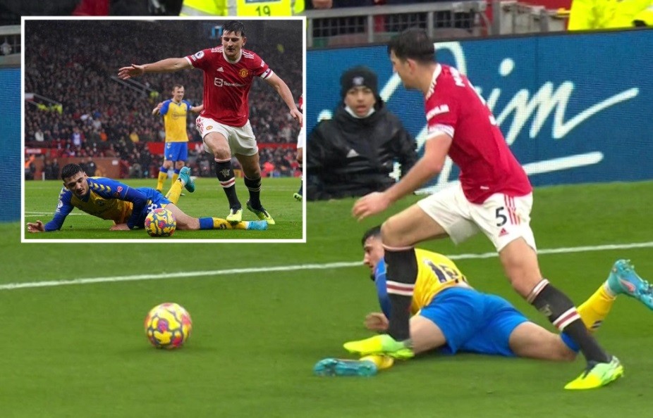 Cạn lời với pha xử lý gây cười của Harry Maguire - Bóng Đá