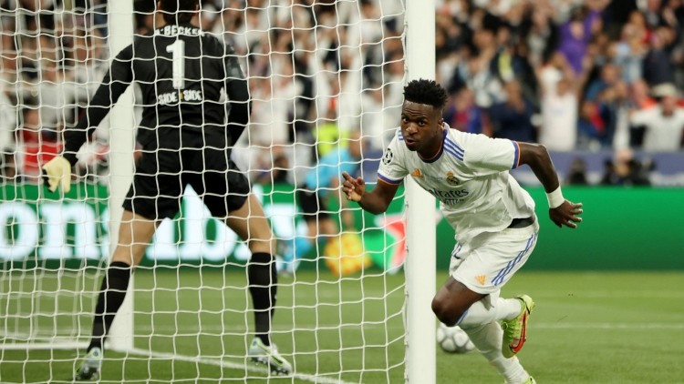 CĐV Real Madrid tấn công Mbappe - Bóng Đá