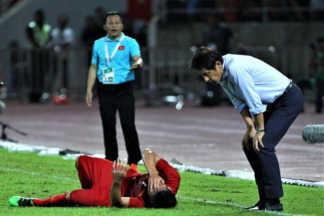 SỐC! HLV Thái Lan ấm ức: 