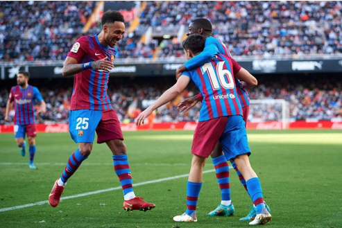 Bàn thắng gây tranh cãi của Aubameyang - Bóng Đá