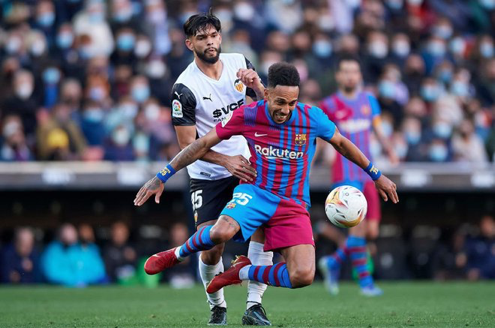 Bàn thắng gây tranh cãi của Aubameyang - Bóng Đá