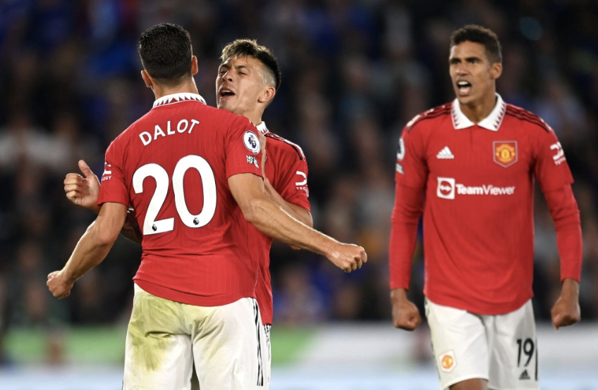 Dalot huých ngực Martinez cho thấy khác biệt của MU - Bóng Đá