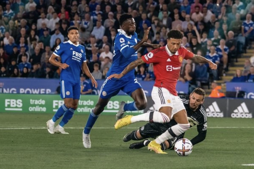 Dalot huých ngực Martinez cho thấy khác biệt của MU - Bóng Đá