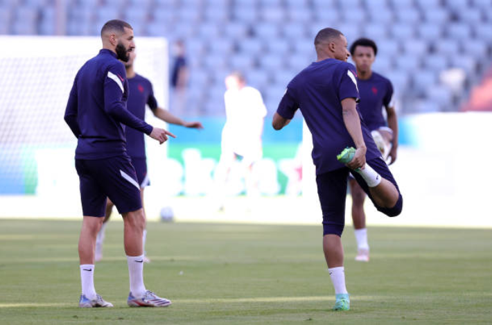 Deschamps personally designed Benzema Giro at the same table_Mbappe - Bóng Đá