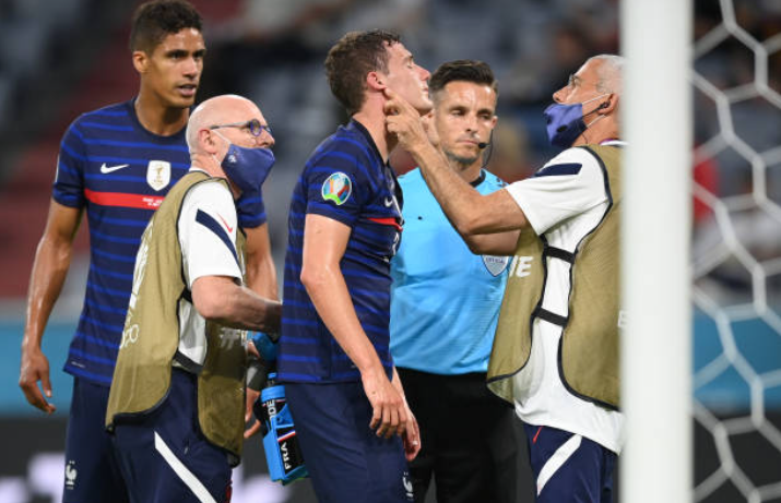 Sao tuyển Pháp bất tỉnh 10 giây - Bóng Đá