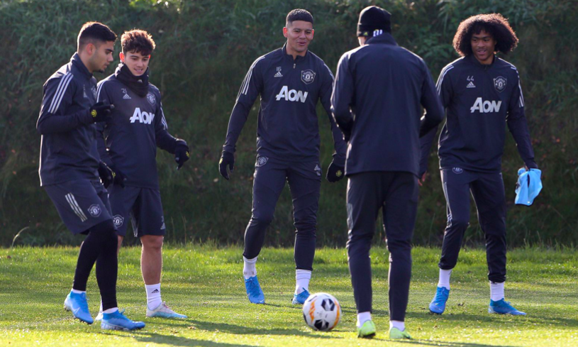 Ảnh Man Utd lên máy bay sang Partizan Belgrade - Bóng Đá