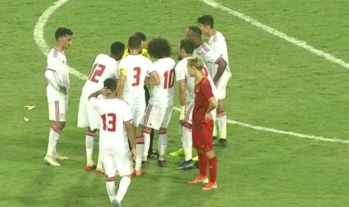 Chùm ảnh: Cầu thủ UAE thẻ đỏ - Bóng Đá