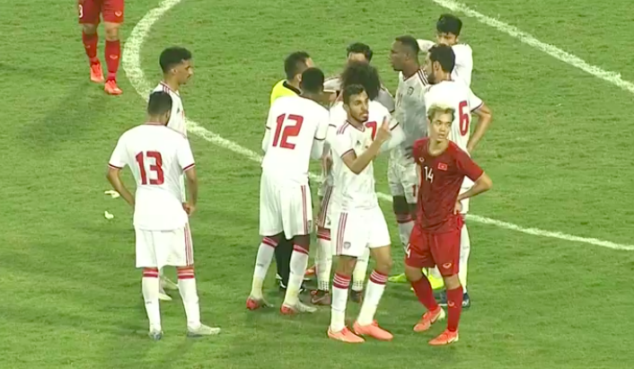 Chùm ảnh: Cầu thủ UAE thẻ đỏ - Bóng Đá