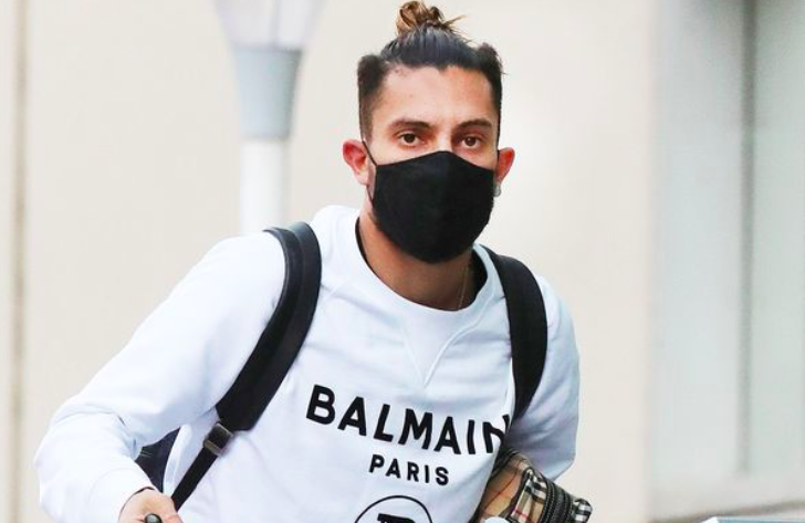 Man Utd new signing Alex Telles arrives at team hotel in Newcastle squad hint - Bóng Đá