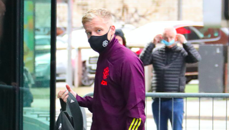 Van de Beek arrives at Lowry hotel - Bóng Đá
