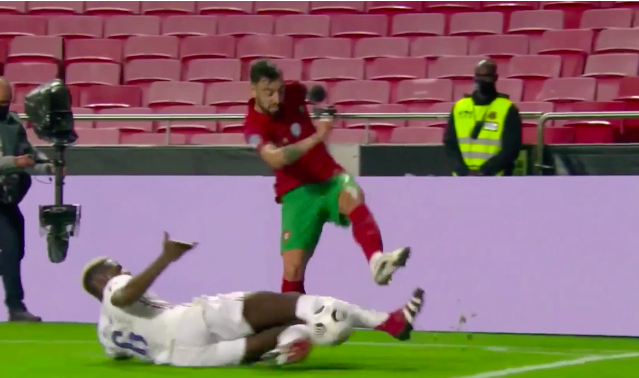 Pogba’s slide tackle on Man Utd team-mate Fernandes in Nations League - Bóng Đá