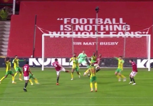 Man United vs West Brom: Harry Maguire floored Kyle Bartley with volley straight in the face - Bóng Đá