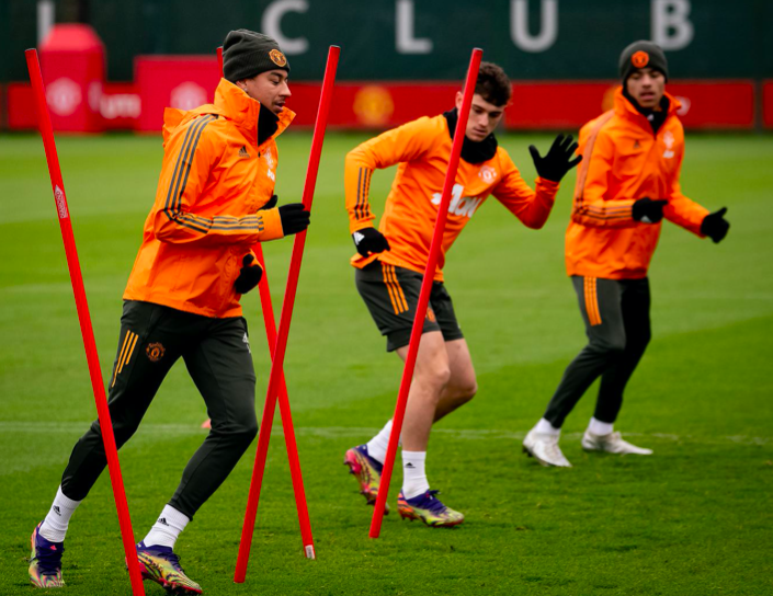 Cả đội M.U căng sức tập luyện, Bruno Fernandes nhận món quà đặc biệt - Bóng Đá