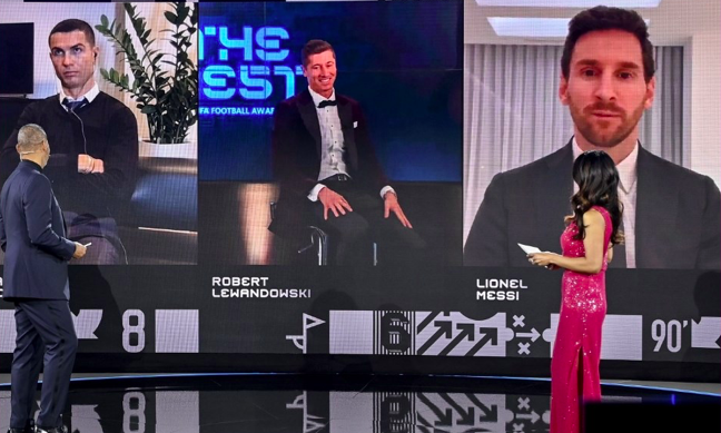 Cristiano Ronaldo’s ice-cold reaction to Robert Lewandowski winning FIFA’s Best Men’s Player of the Year award - Bóng Đá