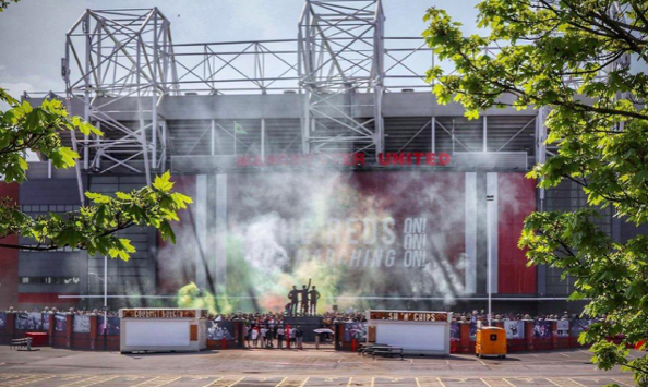 CHOÁNG! Hàng nghìn CĐV M.U biểu tình, làm loạn ngay tại Old Trafford - Bóng Đá