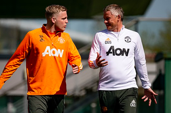 Manchester United 'will REJECT any offers for midfield flop Donny van de Beek this summer'  - Bóng Đá